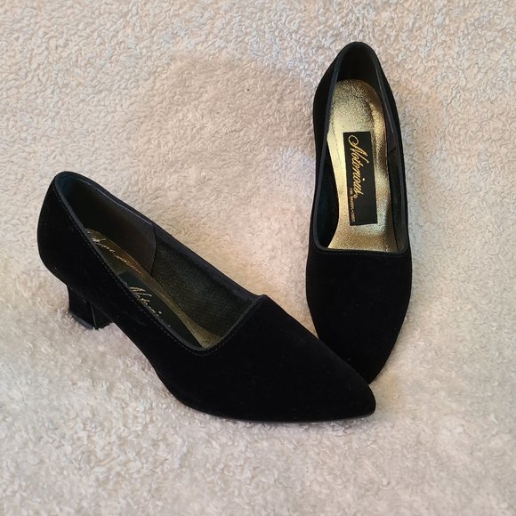 Notorious Black Felt Pumps - Picture 1 of 9